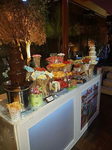 בר מתוקים עם מפל שוקולד