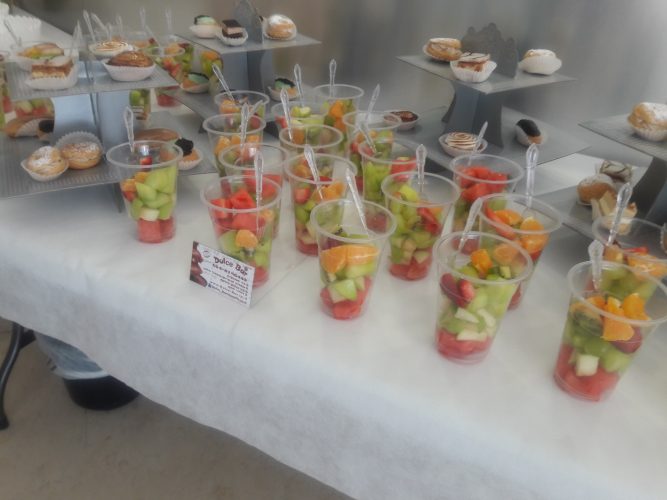 בר פירות בתוך כוסות הגשה