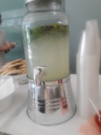 דוכן מזון עם קנקן לימונדה