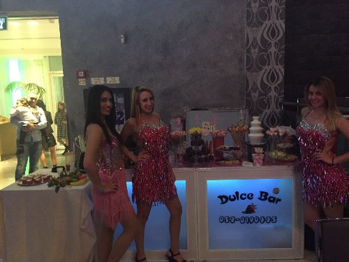 רקדניות ליד בר מתוקים לבת מצווה של דולס'ה