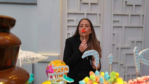 בר מתוקים עם אישה שמחזיקה מקל